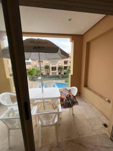 Vue piscine et accès rapide à la plage