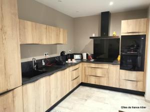Maisons de vacances Gite de Charme avec Terrasse Privative et Grand Jardin pres du Parc Le Pal - FR-1-489-339 : photos des chambres