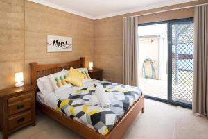 Tresco, Town central-beach end