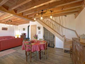 Maisons de vacances Gite 4 pers, terrasse & jardin, pres des Bois Noirs - FR-1-496-348 : photos des chambres