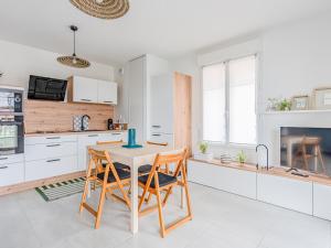 Appartements Appartement T3 Moderne avec Terrasse, 2 Parkings, Proche Centre – 4 Personnes, 2 Etoiles - FR-1-521-215 : photos des chambres