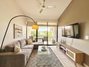 CR MARIPOSA RENTALS Brand New lake view Penthouse with office space