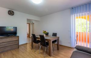 2 Bedroom Gorgeous Apartment In Umag