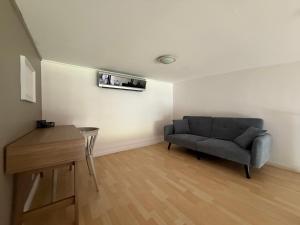 CR MARIPOSA RENTALS Brand New lake view Penthouse with office space