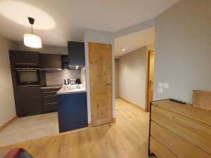 Appartement neuf au pied des pistes, parking inclus - FR-1-356-539