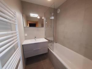 Appartement neuf au pied des pistes, parking inclus - FR-1-356-539