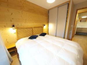 Appartement neuf au pied des pistes, parking inclus - FR-1-356-539