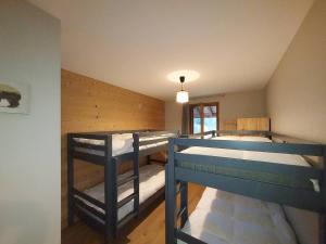 Appartement neuf au pied des pistes, parking inclus - FR-1-356-539