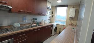 Habitación con baño privado y estacionamiento