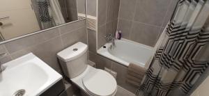 Habitación con baño privado y estacionamiento