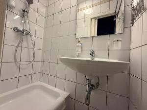 Dependance Rooms I 6 Mins to U6 Alser Straße I Self Check In