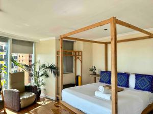 55-SQM Stunning View Wood House Poblacion Makati