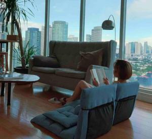 55-SQM Stunning View Wood House Poblacion Makati
