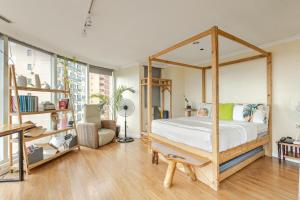 55-SQM Stunning View Wood House Poblacion Makati