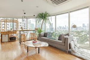 55-SQM Stunning View Wood House Poblacion Makati