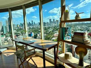 55-SQM Stunning View Wood House Poblacion Makati