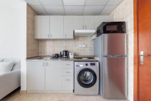 Cozy, Compact, Equipped Studio, 8 mins from metro