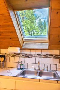 Hawks Nest- Perfect Getaway in Shaver Lake