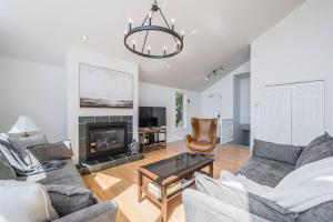 The Aida, Luxury Lakefront Retreat - Serene & Chic