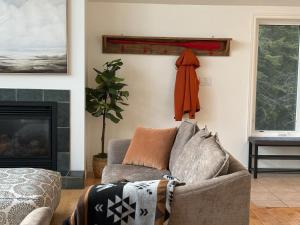 The Aida, Luxury Lakefront Retreat - Serene & Chic