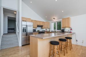 The Aida, Luxury Lakefront Retreat - Serene & Chic