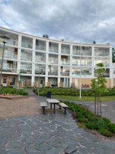 Tilava yksiö isolla lasitetulla parvekkeella