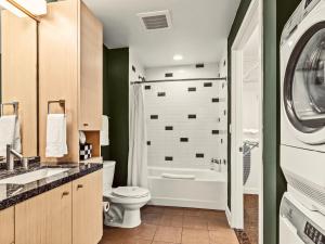 City View Downtown Dallas High Rise Condo with Free Parking, Gym, Pool