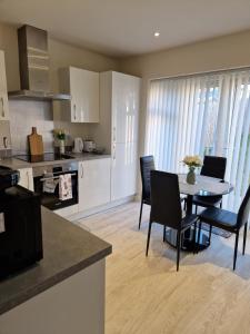 A cosy modern house with 2 beautiful double rooms