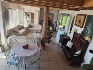 Villa avec piscine et belle vue mer proche des plages et commerces