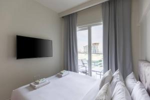 Business Bay Gem1 bd apt with Scenic Canal Views