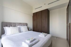 Business Bay Gem1 bd apt with Scenic Canal Views