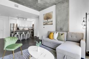 Centric 2BR In HEART of DTPHX Free Garage Parking