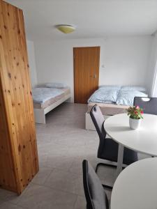 Einliegerwohnung mit 2 Zimmern, Badezimmer, küche