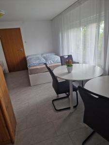 Einliegerwohnung mit 2 Zimmern, Badezimmer, küche