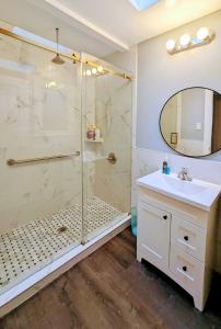 Spacious 3 bedroom home by Melrose and 10 minutes to Hollywood Walk of Fame