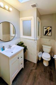 Spacious 3 bedroom home by Melrose and 10 minutes to Hollywood Walk of Fame