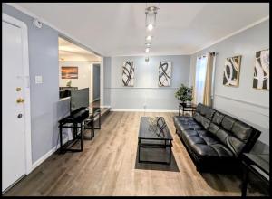 Spacious 3 bedroom home by Melrose and 10 minutes to Hollywood Walk of Fame