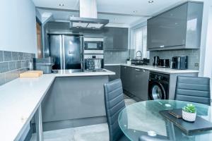 Premium Luxury Stay - Modern with Jetted Tub & Garden