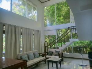 Puerto Galera Hilltop Guesthouse -Tropical Retreat