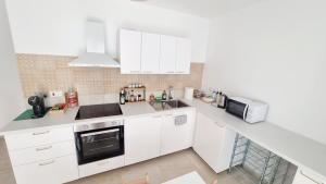Lovely 2 bed 3 bath, fully equipped, near promenad