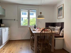 Ruhig trotz Stadtzentrum mit Parkplatz auf Privatgrundstück