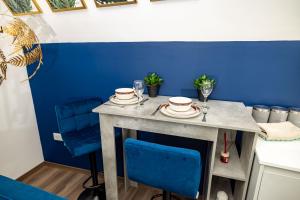 Modern 2-Bed Apartment - Near Train and Town - Parking Available