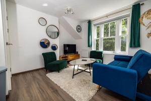 Modern 2-Bed Apartment - Near Train and Town - Parking Available