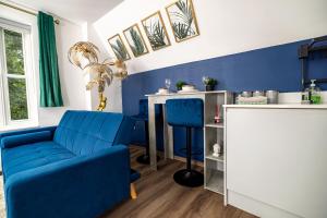 Modern 2-Bed Apartment - Near Train and Town - Parking Available