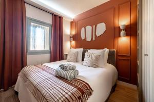 Exceptional location, 2BR right on Place Massena, Newly Renovated