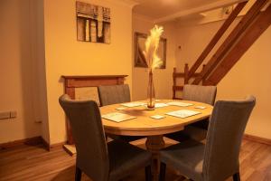 Mansfield House - Sleeps 10, Free Parking, WiFi - Weekly & Monthly Stay Deals!