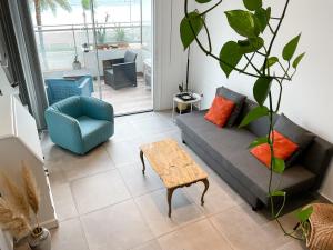 La Prom 2 - a two bedroom apartment with a sea view