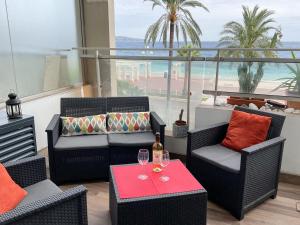 La Prom 2 - a two bedroom apartment with a sea view