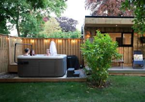 Luxury Chestnut Lodge with Hot Tub and Games Room