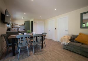 Luxury Chestnut Lodge with Hot Tub and Games Room